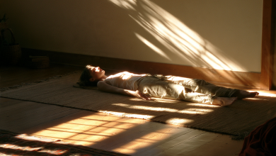 Body scan:Donna distesa al mattino durante una pratica di body scan mindfulness in una stanza luminosa
